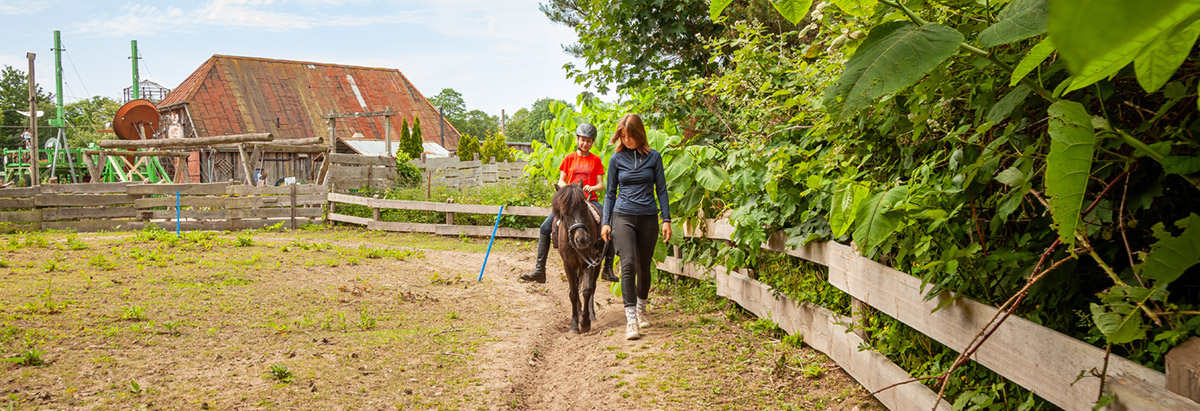 Ponyreiten in Karls Erlebnis-Dorf